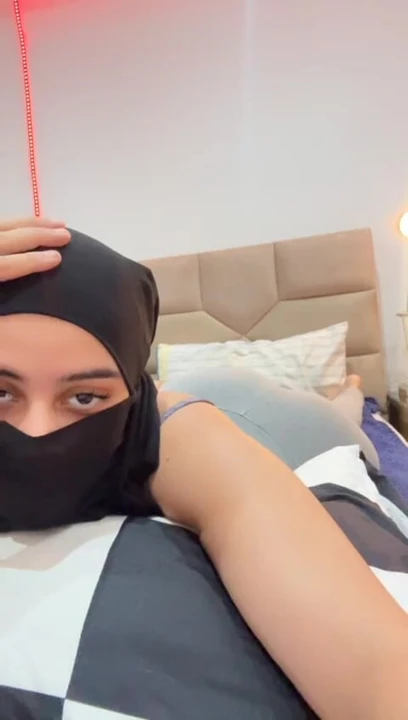 Utangaç tesettürlü kız sürtüğü dönüştürüyor ve Arap götünü gösteriyor yalnız twerk Müslüman bebekle azdırıyor