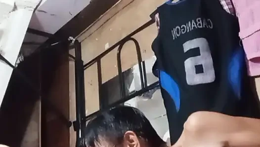 Islak amcığını çok eğlenceli ve neşeli pompalamayı sürdür