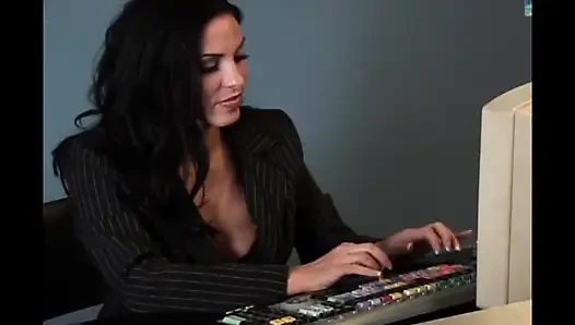 Zevk arayan seksi bir esmer için iki büyük dev yarak