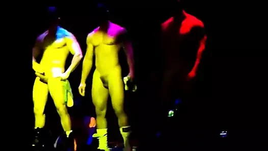 Büyük bir gaf ile yakışıklı striptizci