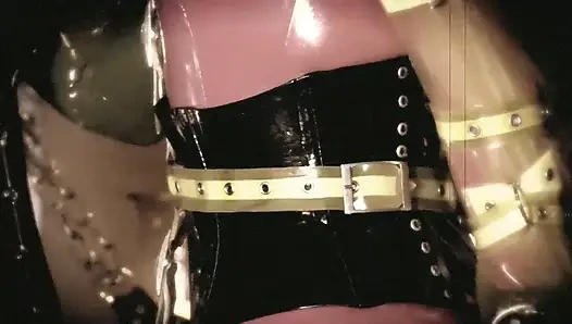 Lateks piliçler arkadaşlarını baştan çıkarıyor