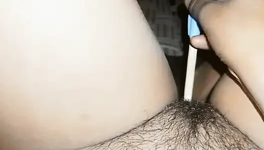 Hoy estoy acostada en la cama, con ganas de follar mucho.