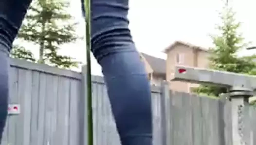 Dövmeli güzellik bahçede çınlıyor