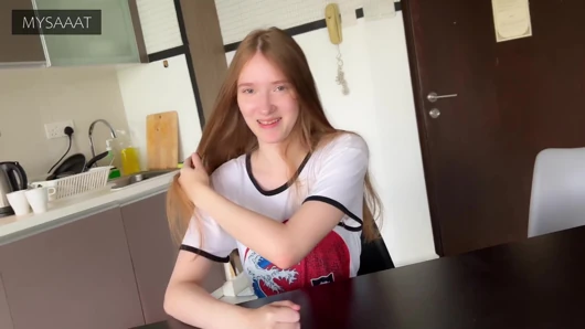 Üvey kız kardeş satrançta kayboldu ve amına iki kez boşalıyor