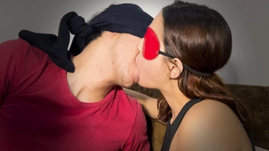 Seks öncesi üvey kız kardeşimle derin bir Fransız öpücüğü