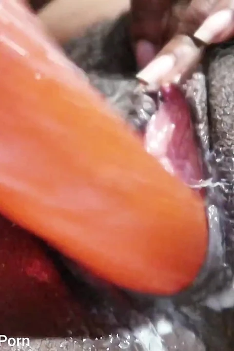 Yakın çekim amcık büyük dildoyla amımı sikiyor