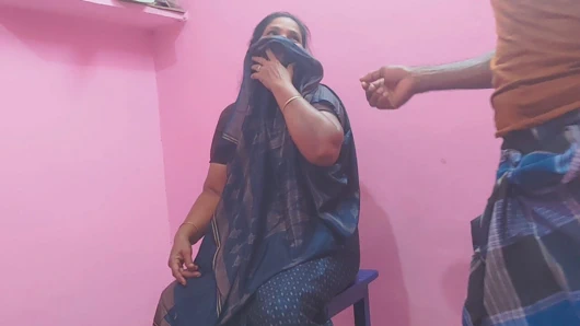 Güzel bir Tamil teyze genç bir adamla ateşli bir seks yapıyor