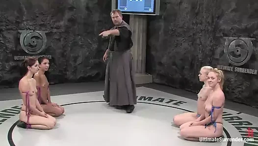 Grappler ve sarışın kız kedi yavrusu ve madador'a karşı takım