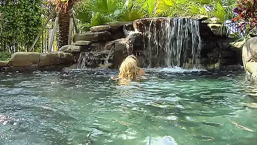 Kara Novak ve Cheyenne Cooper dışarıda dildoyla eğleniyor