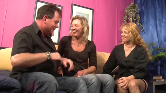 Annemin yeni bir erkek arkadaşı var ve her zaman eski sevgilisini sikiyor!