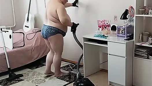 Kayınvalidemi ve odayı nasıl çıplak temizlediğini gözetledim