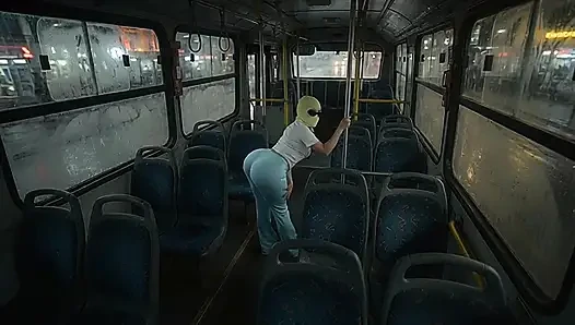 Minyon büyük götlü kız otobüste açık mavi taytla twerk yapıyor