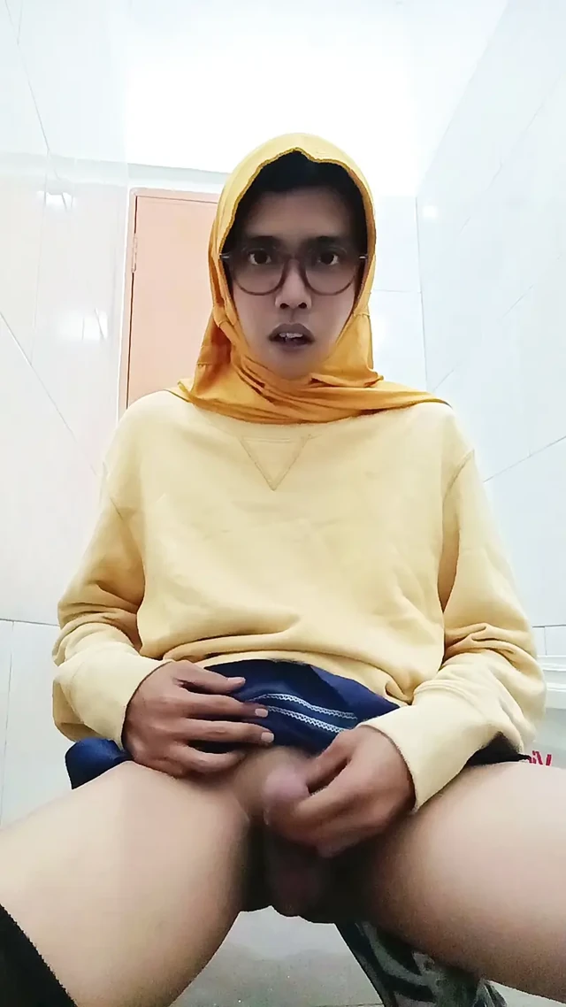 Ofis tuvaletinde halka açık mastürbasyon yapan Hijab Asyalı Femboy