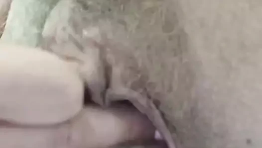 Evli kadın kıllı amcığını gösteriyor ve sikilmek istiyor.