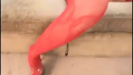 dolgun sarışın yaz oynuyor kendini içinde çorap