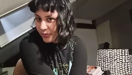 Lilitya titreşimli bir tıkaçla kendini tatmin ediyor