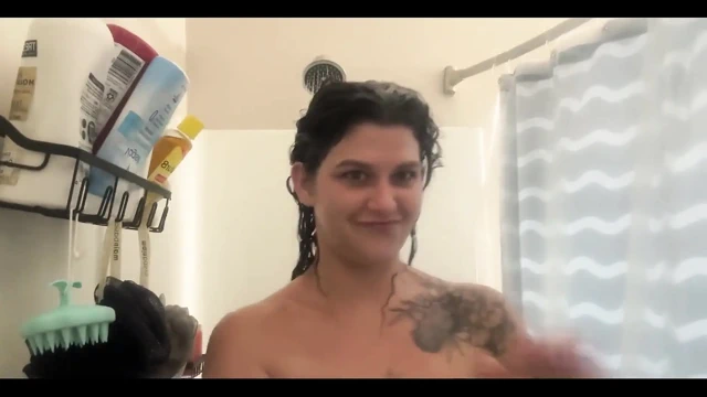 Duşta orta yaşlı seksi kadın