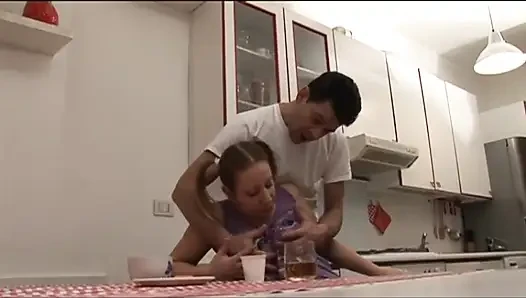 Sarışın tombul mutfakta sikişiyor... Amına boşalma