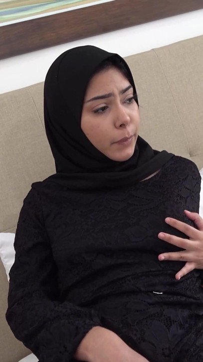 Müslüman tesettürlü genç kız porno izlerken yakalandı götten sikiliyor | Klip 1