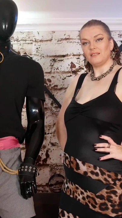 Şimdi ilk görevini benden alacaksın, Sissi'im. Çünkü DWT olup kadın iç çamaşırı giymene bayılıyorum... | Klip 1