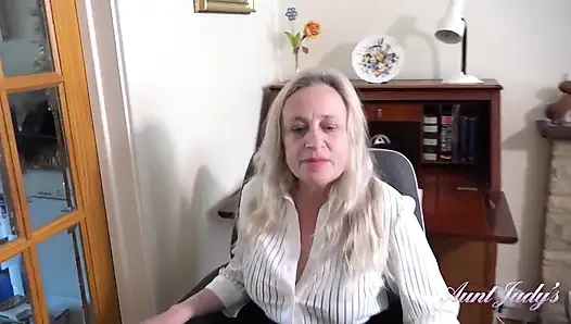 Auntjudys - azgın olgun patronun Andrea Ann ofiste yarağını emiyor