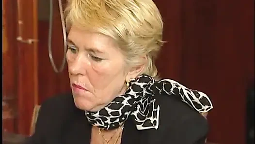 Azgın nine bacaklarını açıyor ve kıllı amını siktiriyor