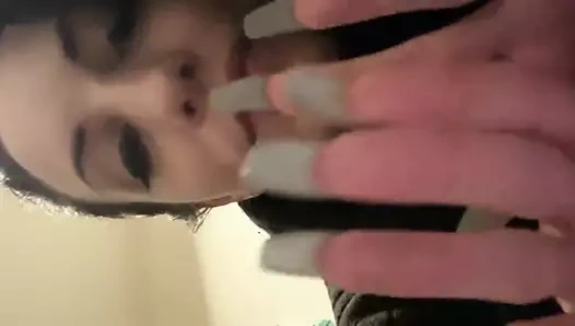 Uzun tırnakları yalamak