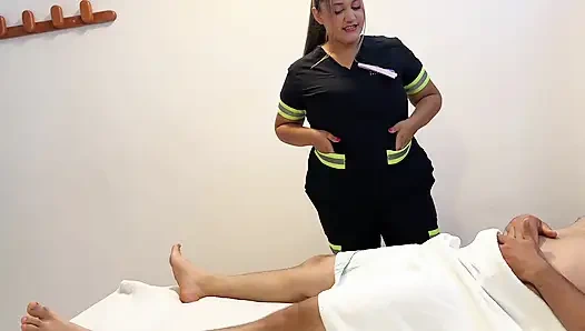 Медсестра помогает ее прикощенной к кровати пациентке успокоить жесткую эрекцию
