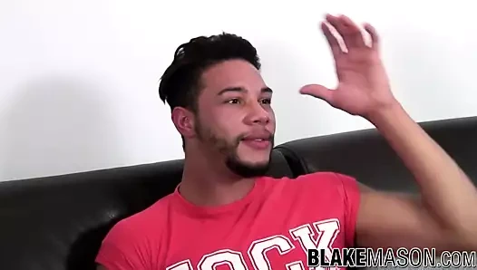 Buffed hottie çekmeden önce seks tercihleri ​​hakkında konuşuyor