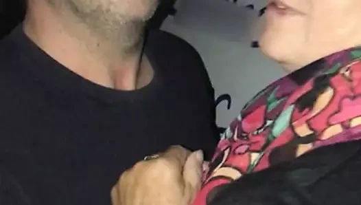 La bourgeoise se fait tripoter sur un parking