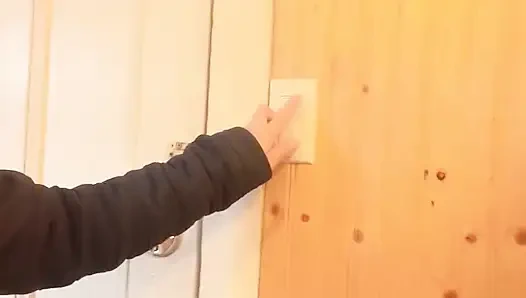 Hana Mutfakta Yemek Pişiriyor, Sonra Tuvalete Işemesi Gerekiyor