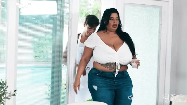 Trans melekler - büyük memeli Sofia Rose vahşi meme oyunu ve Jade Venus ile sert seks ile erkeğine geri dönüyor