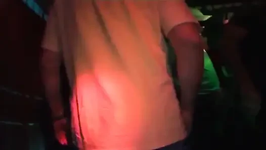 Olgun esmer orta yaşlı seksi kadın birden fazla yarağı sert alıyor