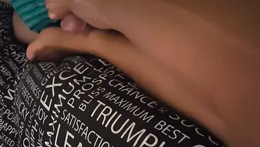 karısı arkadaşının aletiyle oynuyor