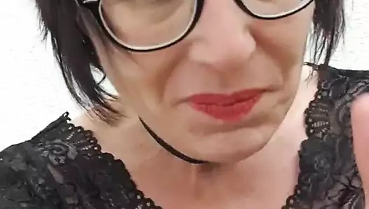 Köle açık havada orgazm oluyor