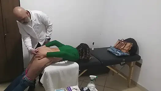 Gerçek doktor hastanın götünü ve göğüslerini muayene ediyor.