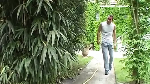 Büyük memeli genç esmer götünü diltiyor ve bir röntgenci tarafından sikiliyor