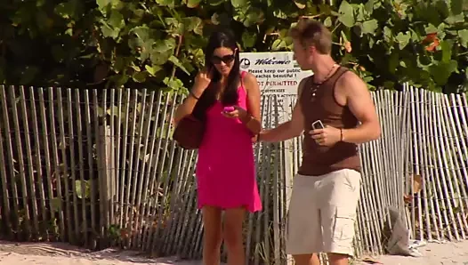 Genç adam, seksi bir esmer bulup onu evine götürene kadar sokakta sikiş arar.