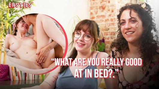 Ersties - iki sevimli hatun bir adamın önünde lezbiyen seks yapıyor