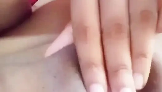 Genç sert meme uçları klitoris ovuyor orgazm ve amcığı döllüyor fışkırtıyor ve yatağa işiyor ve sonunda döl yalıyor