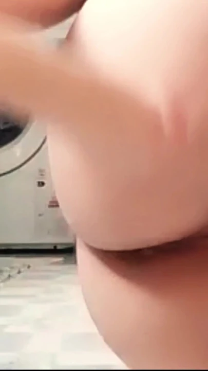 Küçük amcık, büyük dildo. | Klip 2