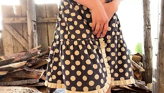 Üniversiteli köylü kız ahırın önünde eğleniyor