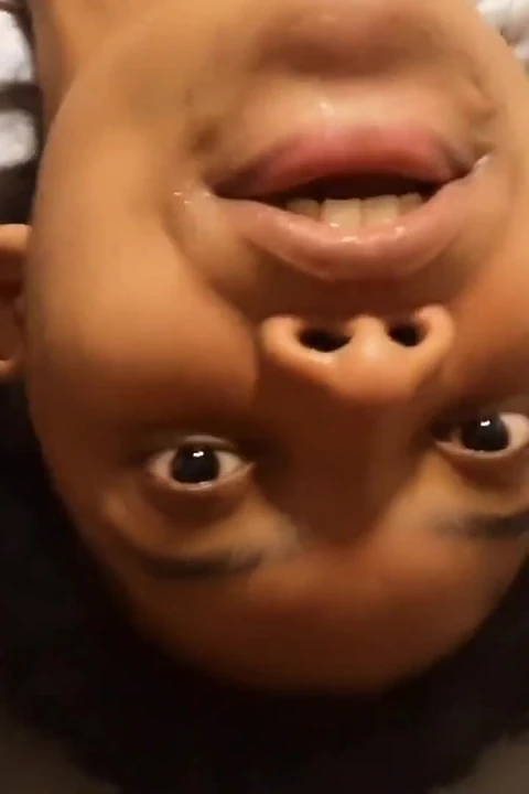 Глубокая глотка вверх ногами до спермы