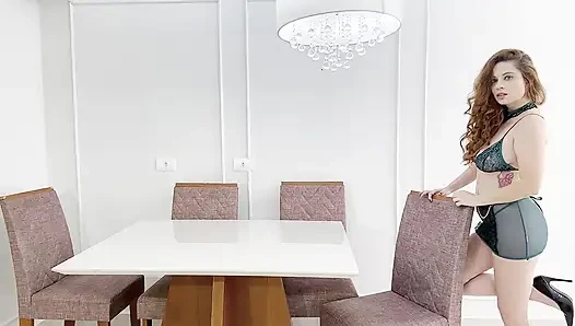 Vajinasını sevişmek ve küçük ayağı yalmak