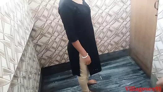 Kız arkadaş ko banyo pe dabake chudai