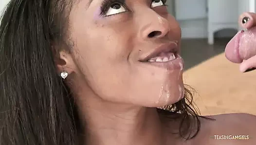 İnce siyah bir kız ve azgın beyaz bir adamla ırklararası seks