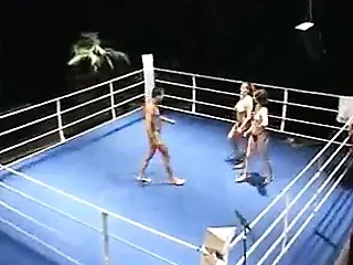 Bir adam iki kadınla kavga ediyor