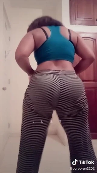 Morena rebolando