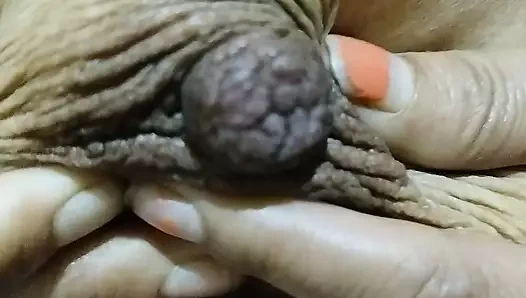 Seksi bebek ateşli amcığını parmaklıyor