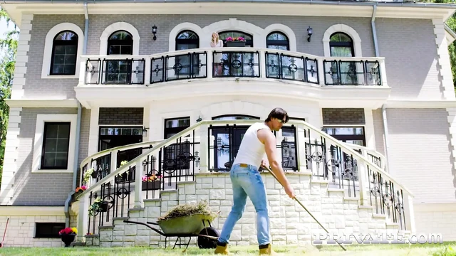 Anny Aurora 18 yaşına yeni girdi ve bunu kutlamaya bakıyor